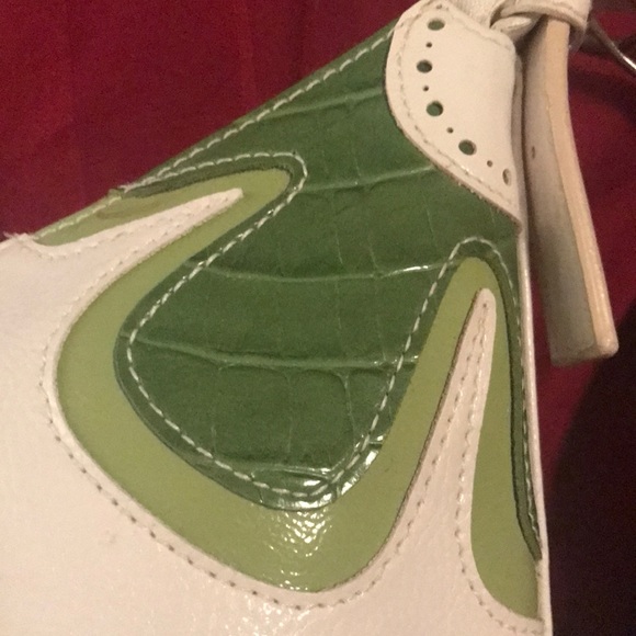 Small White & floral appliqué vegan patent leather look bag- like NEW - Picture 4 of 8